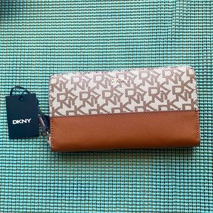 New With Tags DKNY Wristlet Wallet